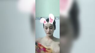 Gái teen khoe vú