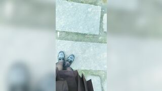 Thủ dâm với trứng rung ngoài trời