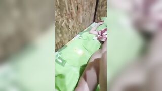 Đến nhà chị hàng xóm chơi,thấy chị ngủ say tranh thủ sờ và móc lồn chị trong cơn nứng