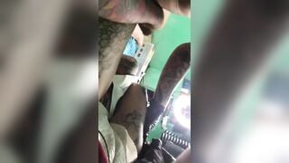 Khách cầm cu thợ cho bớt đau, thợ xăm như này sướng hay khổ anh em