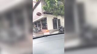 Em ngân hàng bú cu trong xe