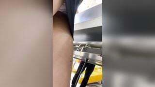 quay lén bé nhân viên thế giời di động mặc váy ngắn