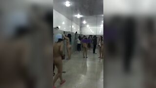 Quay lén phòng thay đồ bể bơi công cộng