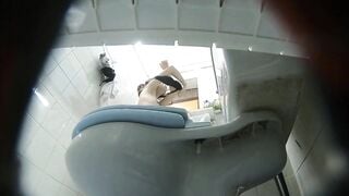 quay lén nhà vệ sinh mấy em non tơ đi đái thật kích thích - phần 31