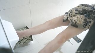 có 1 không 2 quay lén nhà vệ sinh nữ toàn các em non tơ xinh xắn - phần 13