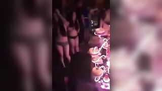 Thác loạn họp lớp tại quán Karaoke