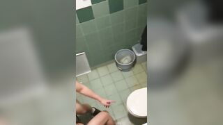 quay lén hai bé học sinh chịch nhau trong nhà vệ sinh