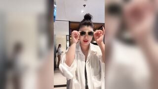 Nữ idol live quên tắt live tream thảng nhiên đi toilet, bị nhiều thánh soi réo tên.