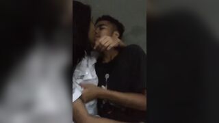 Vừa học xong 12 em gái liền cho anh họ đụ cái đầu tiên của mình.