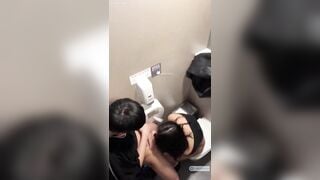 Quay lén cặp đôi trẻ cực dâm lén lút bú cu địt nhau public trong nvs công cộng