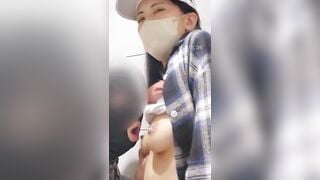 BÚ VÚ BÀ CHỊ, ĐANG CHO CON BÚ