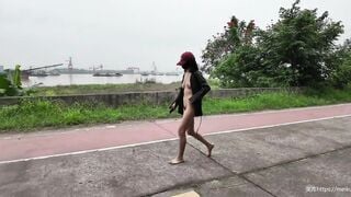 Cô gái có sở thích nude public