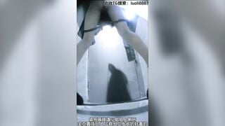 Quay lén E gái xinh Loli mặc lọt khe đi đái lồn rậm lông Sướng rên rỉ tê lồn