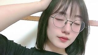 em sinh viên trắng nõn nứng lồn thủ dâm trong nhà tắm