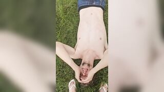 Đái vào mồm người lạ trong công viên