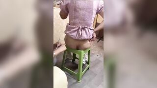 Nữ y tá lén quay video lại khi thực hiện tiêm thuốc vào mông bệnh nhân.