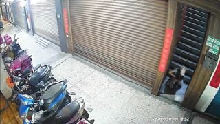 Chưa kịp lau đít em đã vội vàng đi.