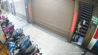 Chưa kịp lau đít em đã vội vàng đi.