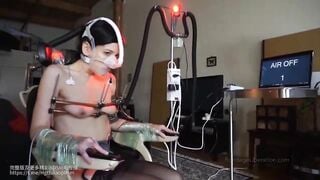 trói buộc nữ nô lệ đặt sẵn, thỉnh thoảng bị kẹp ở ngực và trên cơ thể bởi miếng dán đ
