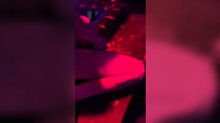 Có tiền đi bar sướng như tiên đc em dancer ngồi lên úp lồn vào mặt cho bú luôn