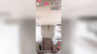 Em gái lần đầu trả kèo nên còn ngại