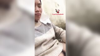 E gái thủ dâm sau trường
