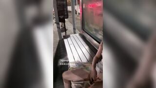 Em gái thủ dâm ngay trạm xe bus