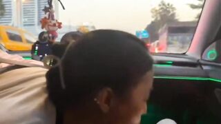 trên đường đi thì không nhịn được, nhân lúc chờ đèn đỏ thì cúi xuống kéo quần lót ra