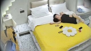 Khoản khắc dâm đãng dì họ 25 tuổi nằm đợi thằng cháu 17 tuổi sang đụ.