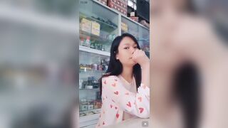 Em gái bán thuốc tây vui vẻ thoải mái và tự nhiên để cho khách bóp vú.