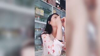 Em gái bán thuốc tây vui vẻ thoải mái và tự nhiên để cho khách bóp vú.