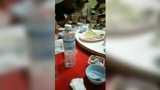 Các em tiếp bia khoả thân phục vụ trên bàn tiệc