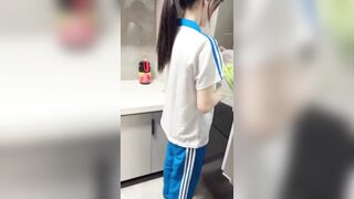 Đến nhà con bạn Thân chơi, Được Nó Nấu ăn Cho Bú liếm cu xuất tinh luôn