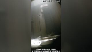 Quay lén e gái xinh đẹp đi đái trg nvs công cộng,k bt e nhét gì vào lồn ấy nhỉ