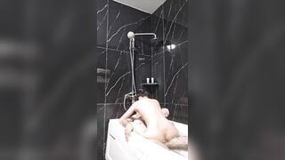 cuộc chiến không hồi kết trong nhà tắm với bé sinh viên năm nhất