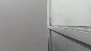 Cẩn cảnh em gái áo đỏ xinh đẹp tiêm thuốc ở bệnh viện để lộ mông trần đầy khiêu gợi.