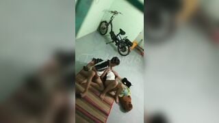 Bố mẹ đi vắng 2 anh em kế mới lớn đè nhau ra chịch P1