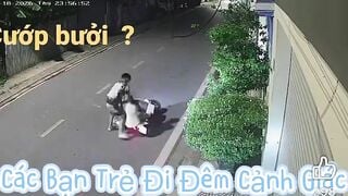 Em gái đang đi ngoài đường thì bị thanh niên đè ra bóp vú kệ em la hét