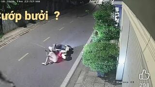 Em gái đang đi ngoài đường thì bị thanh niên đè ra bóp vú kệ em la hét