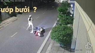 Em gái đang đi ngoài đường thì bị thanh niên đè ra bóp vú kệ em la hét