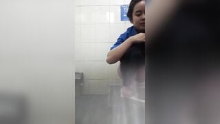 Quay lén gái công ty xinh đẹp đi đái....