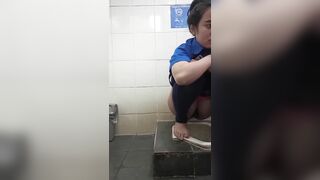 Quay lén gái công ty xinh đẹp đi đái....