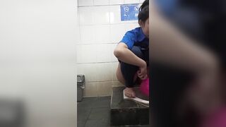 Quay lén gái công ty xinh đẹp đi đái....
