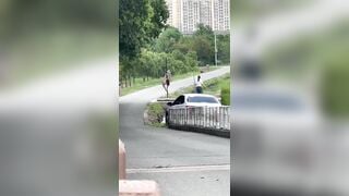 Trời nóng 38° mà 2 đứa bạn thân rủ nhau cỡi trần ra múa cột...