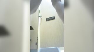 Quay lén chị gái đi đái vội mắc quá không thèm đóng cửa luôn mà.