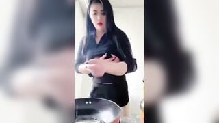Chị dâu đg nấu ăn trg bếp mà th e trai cũng k tha đòi đè ra bú lồn đụ bắn ngập lồn
