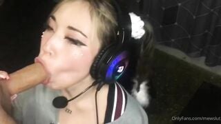 Đang chơi game mà đút cu vào mồm người ta
