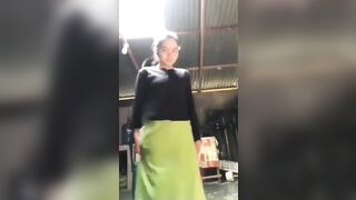 Thằng cháu 17 tuổi nứng cặc nhờ dì họ sục cặc 1 hồi đụ dì luôn.