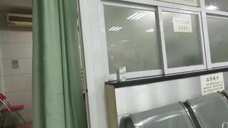 Quay lén em gái áo đen đi tiêm thuốc ở bệnh viện để lộ bờ mông trắng phễu.