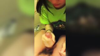 Em gái 16 tuổi lần đầu thấy con cặc và được anh họ dạy cách bú cặc sao cho đúng.